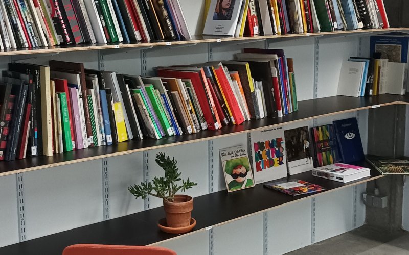 Very Contemporary, IKOB, Night Whispers – Words that bring art to life