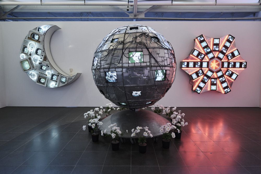 Very Contemporary, Home